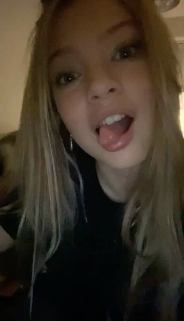 amnesiacme's tweet photo. If you accept random nudies from 18yo, say hi 👋 https://t.co/uUBMbdW15k