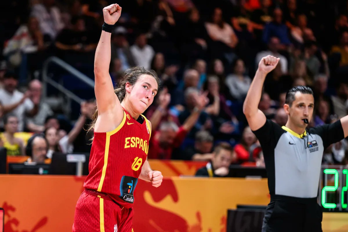 Basketistas's tweet photo. Qué suerte las chicas que empiezan a jugar a basket y tienen como referentes a Iyana y Flórez. Por cómo juegan y compiten, pero sobre todo por la pasión y felicidad que irradian cuando están sobre el parquet. Son luz y alegría. Y qué garra...
📸Fiba
#Basketistas https://t.co/0whvkx2DrX