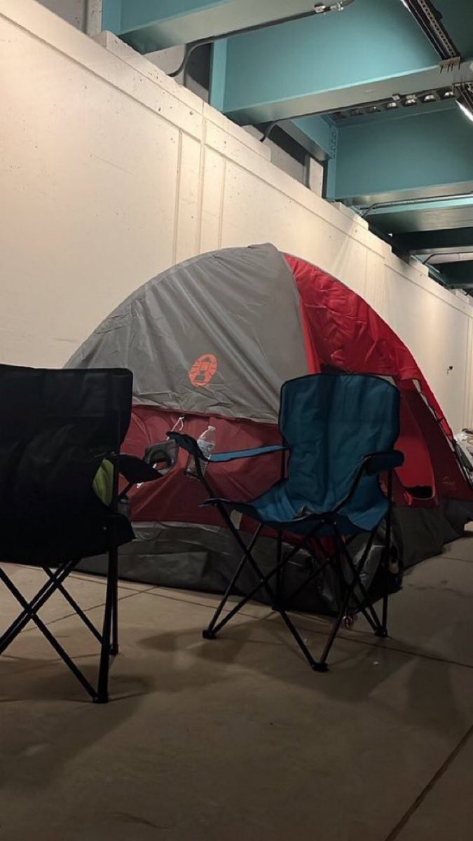 blondedkissy's tweet photo. LINE FOR CHICAGO NIGHT 1 AND 2 HAVE STARTED!!!!! https://t.co/H0UCj54dXu