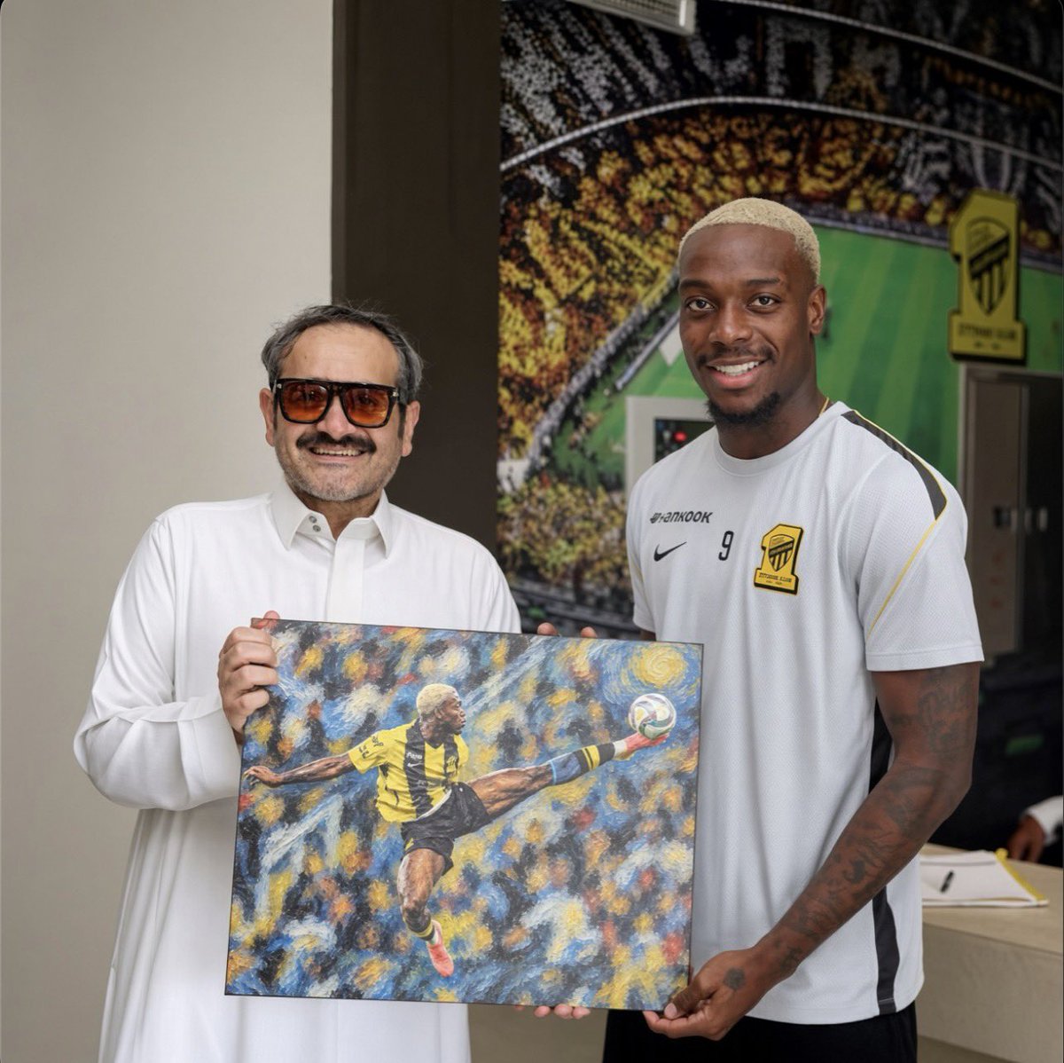 AImodrj's tweet photo. 🚨🚨🚨 جورج الينخينيا يتلقى هدية من احد المشجعين  ، لا خلا ولا عدم 💛💛 https://t.co/9Aj2iFwcC0