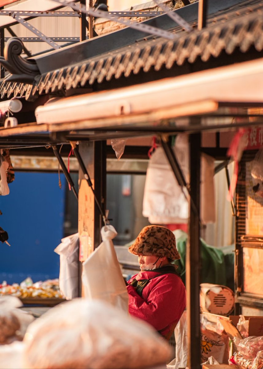 alors891967's tweet photo. [Chilly autumn afternoon found me wandering the narrow downtown lanes, catching a fleeting shot of a street vendor laughing as he arranged his steaming chestnut stall—small, warm moments make the best snaps.]， https://t.co/n2eKEEwoxP
