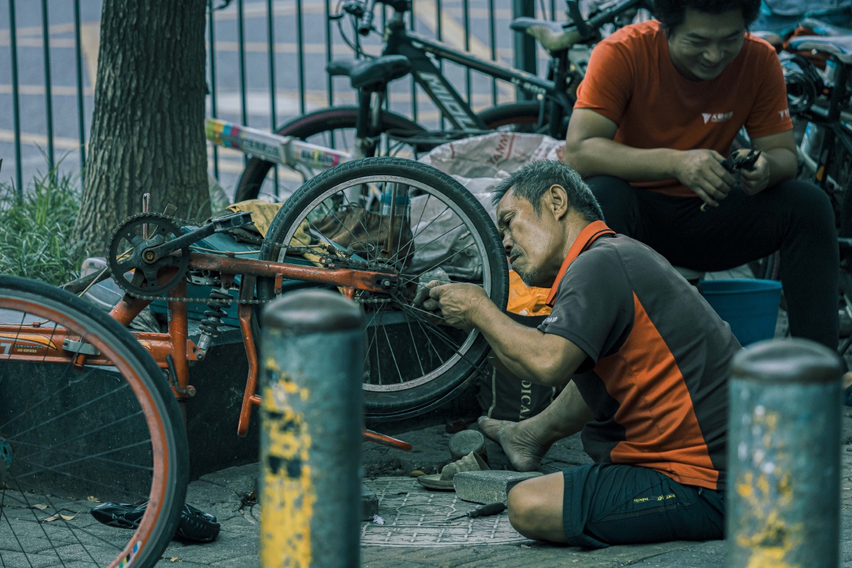 bircj122448's tweet photo. A stranger noticed my bike chain broke on a busy street. He stopped, borrowed tools from a nearby shop, and fixed it for free before I even had time to panic. Small act, huge warmth. https://t.co/wHK4PrA6Y1