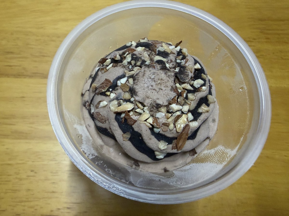 hayami2025's tweet photo. 涼しくなってきたのに、まだアイスに手が伸びる。
森永製菓「ゴディバ監修 フローズンショコラアイス」9月8日からセブン‐イレブンで順次発売
スプーンを入れるとシャリッ→とろっ→アーモンドのカリッ。 ひと口で食感が三回変わる。
種類別はアイスミルク。濃いのに重くない。 間違いなくうまい。
#セブンイレブン #コンビニアイス