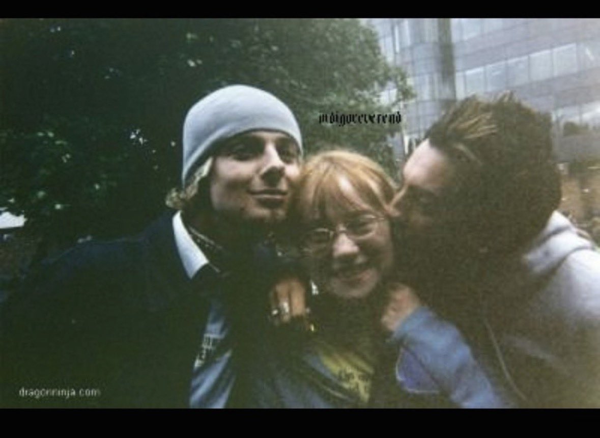 fleshsimulator's tweet photo. I've achieved stuff and get Paid for my blue tick

Who is this a pic of? Because it looks like it's you and ian watkins and a kid

Is the NDA thing true btw https://t.co/a2AZHXxuU8