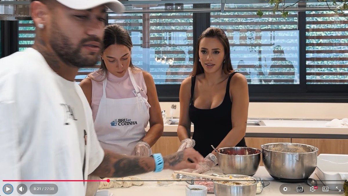 EsquemaFut's tweet photo. Neymar é o terror das feministas, colocou a ex e a atual pra cozinhar pra ele https://t.co/NIntKlWtV4