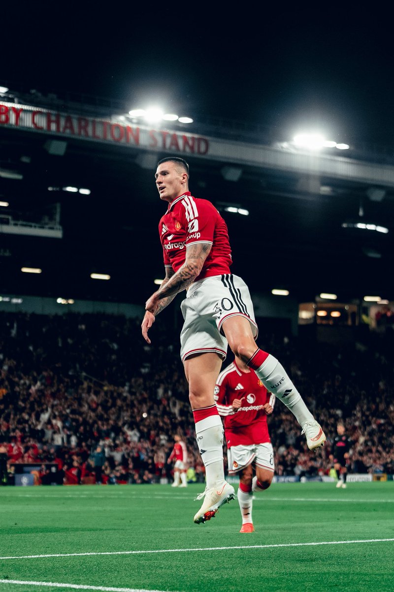 ManUtd_AR's tweet photo. ⚽️ ماتيوس كونيا ('27)
⚽️برونو فيرنانديز ('42)
⚽️ بينجامين شيشكو ('45)
⚽️ ليساندرو مارتينيز ('68)

هل استمتعتم يا مانشستراوية؟ 🔥 https://t.co/6dTWlgOf66