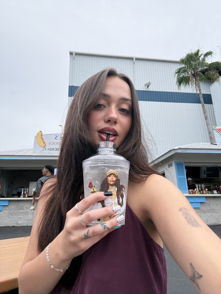 thursd6y's tweet photo. she’s strong and she’s beautiful 🦋 https://t.co/Hyw6uwekOL
