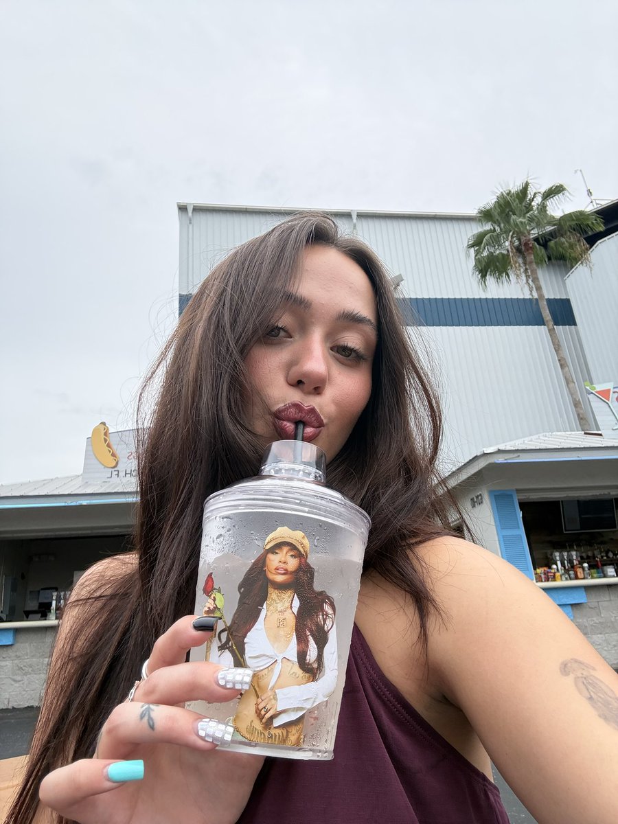 thursd6y's tweet photo. she’s strong and she’s beautiful 🦋 https://t.co/Hyw6uwekOL