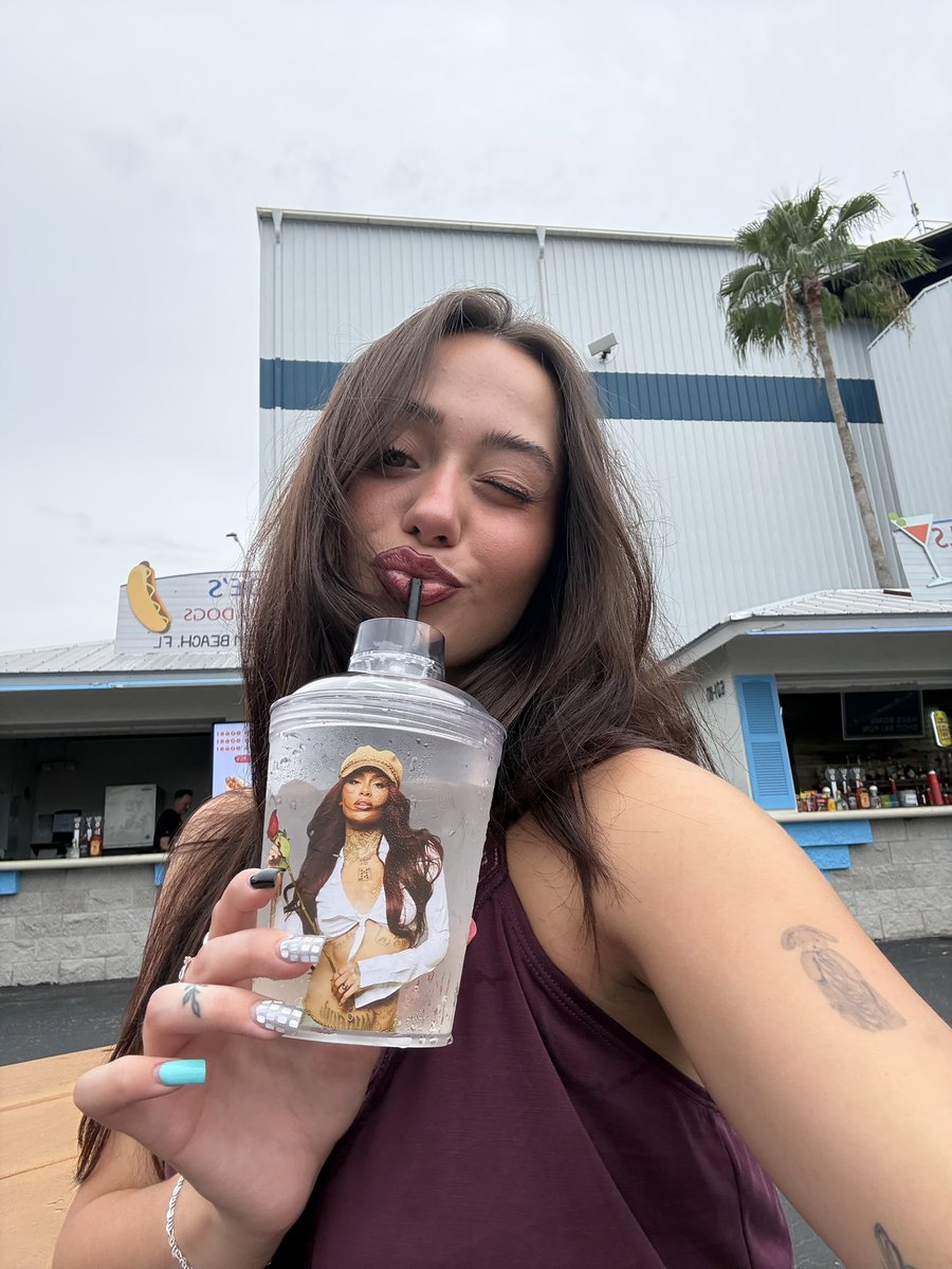 thursd6y's tweet photo. she’s strong and she’s beautiful 🦋 https://t.co/Hyw6uwekOL