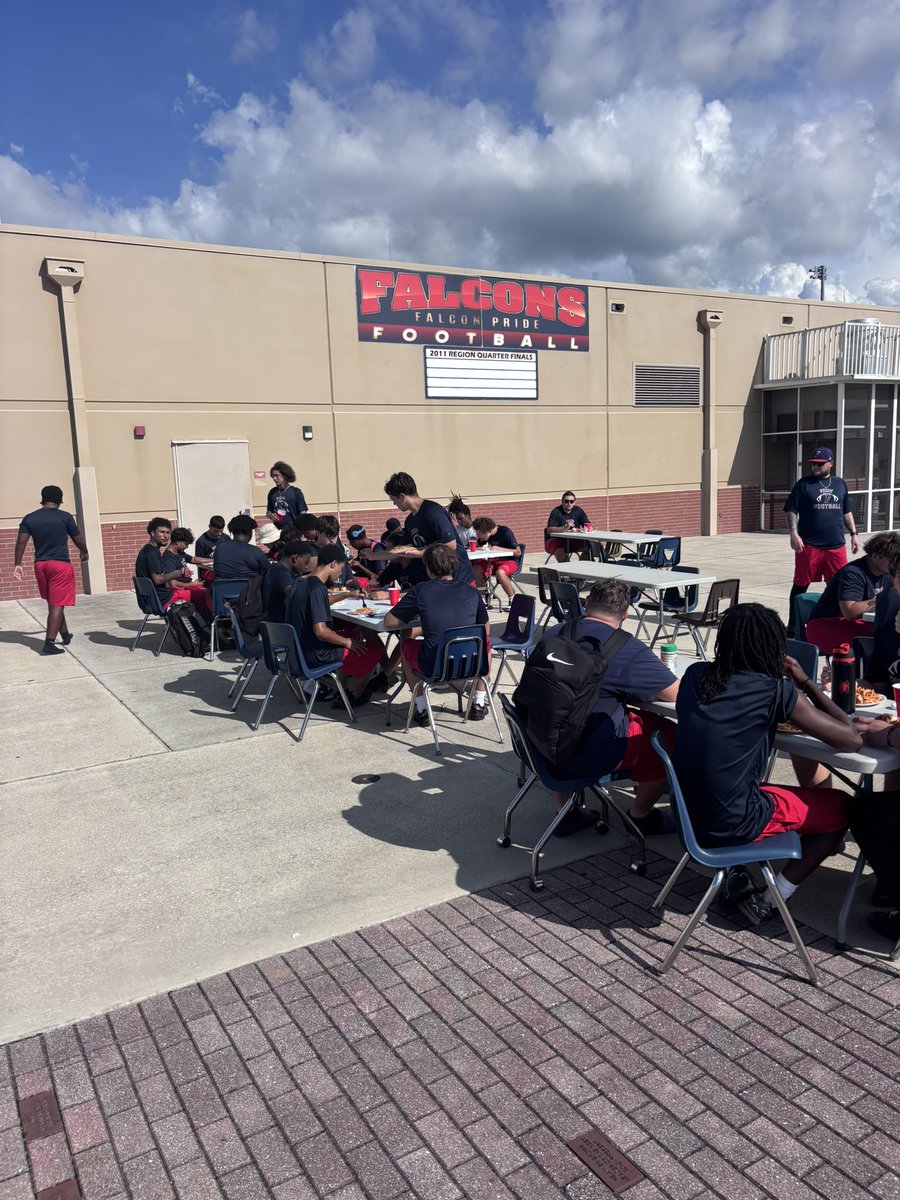 CoachEgan71's tweet photo. Thursday pregame practice meal! @FivayHighSchool @CoachTaylorFHS @Principal_Fivay https://t.co/S1ABiDTYBT