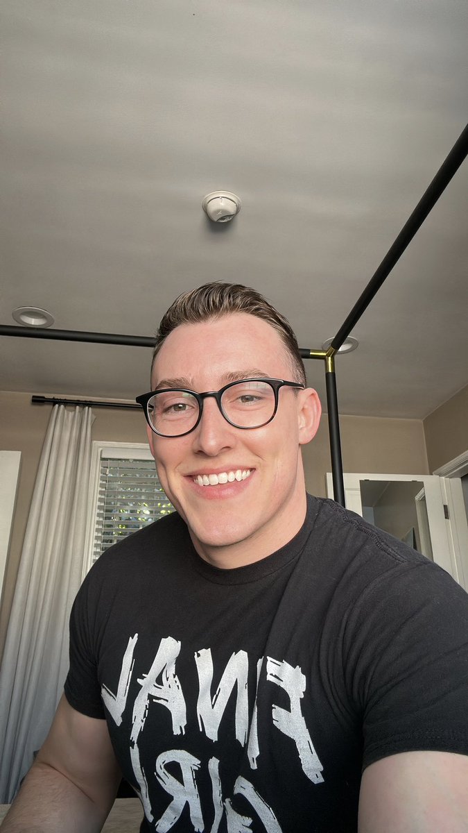 ScreamKingKyle's tweet photo. hey! it’s a beautiful day to watch a horror movie https://t.co/Rjyks0WA19