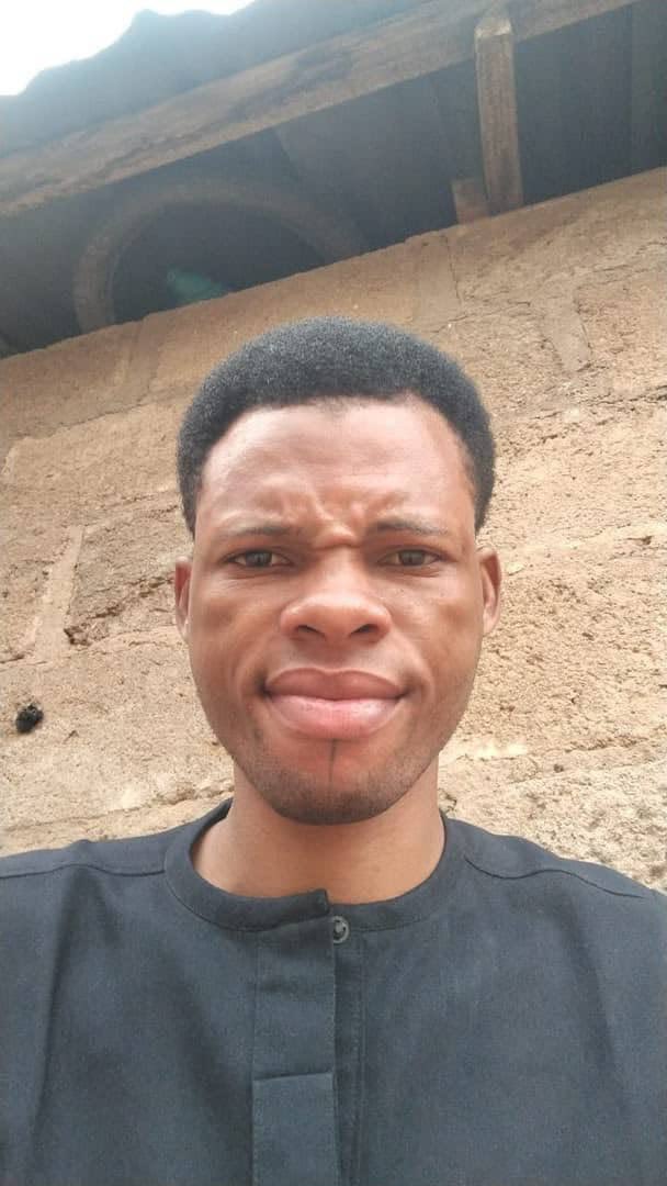 Comioflife's tweet photo. This lady was beating her friend because the friend was secretly fucking her boyfriend. The friend was the one who introduced them, and she kept fucking him in secret. The lady found out when she checked her phone and saw a message from her boyfriend saying “shave before coming.” https://t.co/nmPSZx2OsZ