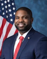 DemocraticWins's tweet photo. BREAKING: Stunning new polling shows Democrat David Jolly leading his Republican opponent Byron Donalds by 3 points in Florida. Even Florida Republicans are done with Donald Trump and his party's BS. https://t.co/vNkYTWPBbE