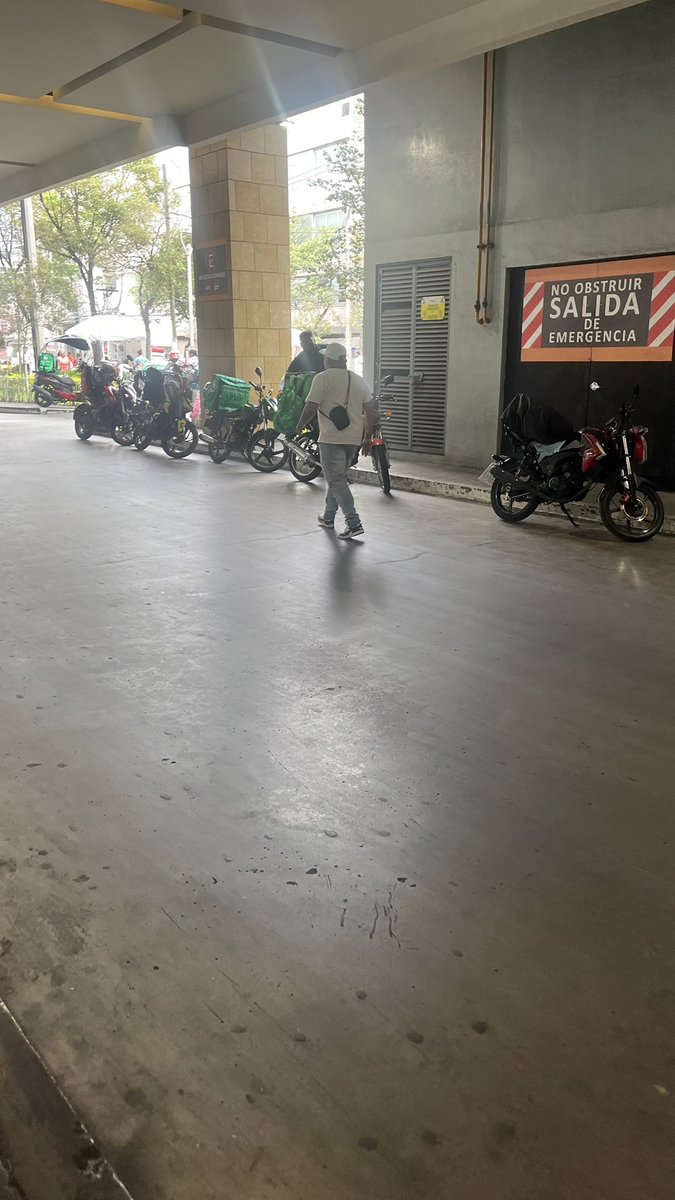Maaaar_pc's tweet photo. @UCS_GCDMX @pcacuauhtemoc @AlcCuauhtemocMx donde se reporta? Si hay un sismo, la gente corre peligro de no poder evacuar por estas motos. Plaza portal centro. Col. Tránsito https://t.co/9tjEKioX7q