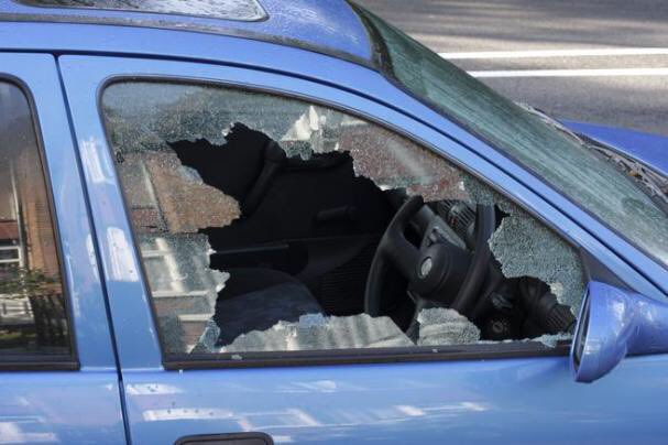 augvsto_'s tweet photo. Tengan mucho cuidado, la inseguridad es total. En mi auto tenía 2 entradas para el Norte Rock, alguien rompió la ventana y dejó 3 entradas más. https://t.co/jm54hodW8I