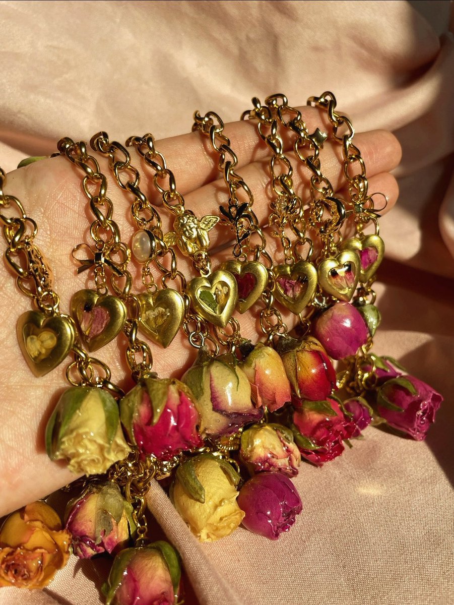 greeneisgold's tweet photo. the flowers vs the charm bracelets 🌹 https://t.co/CBiUeTNhvg