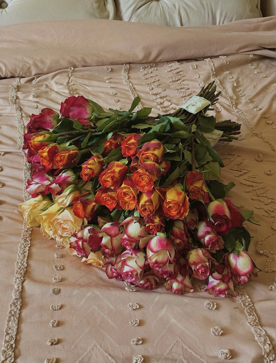 greeneisgold's tweet photo. the flowers vs the charm bracelets 🌹 https://t.co/CBiUeTNhvg