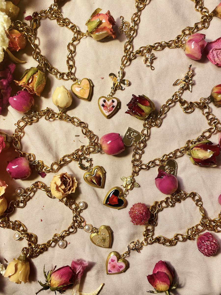 greeneisgold's tweet photo. the flowers vs the charm bracelets 🌹 https://t.co/CBiUeTNhvg