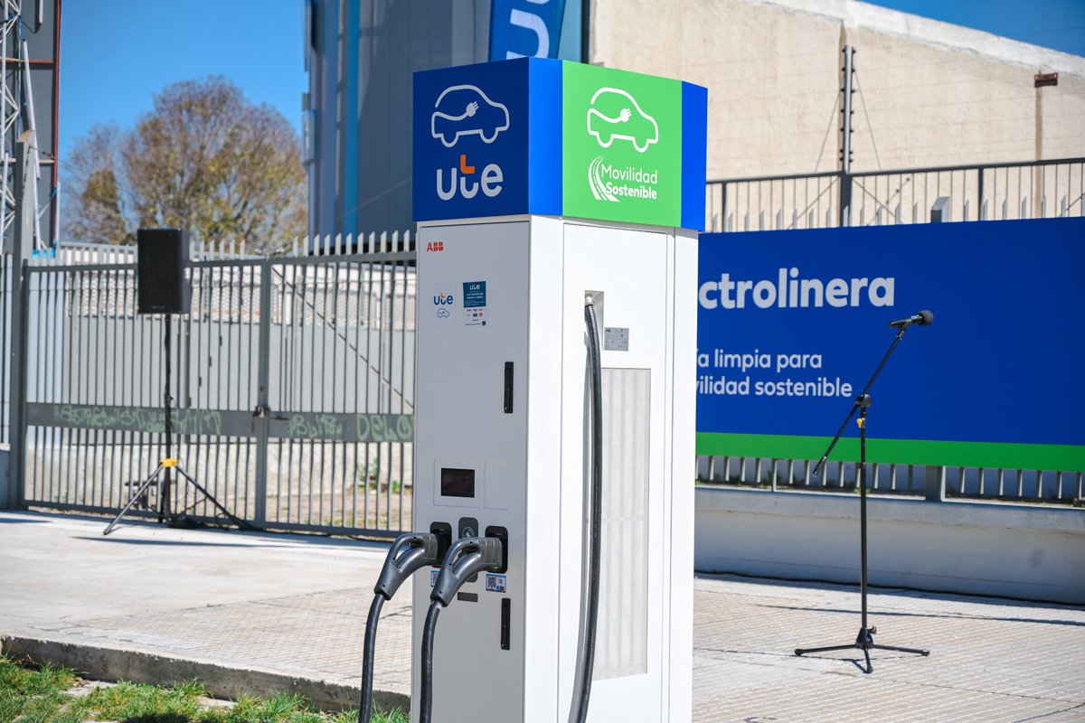 rbentancor_ute's tweet photo. Inauguramos la nueva Electrolinera de UTE en Malvín, con 8 puntos de carga rápida para vehículos eléctricos y funcionamiento las 24 horas.

La red ya alcanza 531 puntos activos en 19 departamentos y 180 localidades. Para 2027 proyectamos llegar a 1.000 puntos de carga en todo el país.

Seguimos avanzando para que la movilidad eléctrica sea cada vez más accesible en Uruguay.