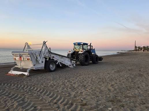 Javier_Royan's tweet photo. #horizonte Málaga en situaciones normales a diario, a las 22:00 te tienes que levantar para limpiar la playa con tractor y limpieza de moragas. Ceuta porqué no hace lo mismo y evita enfermedad para sus trabajadores y consigue mayor eficacia en sus barridos? https://t.co/2nw3JHTQHw