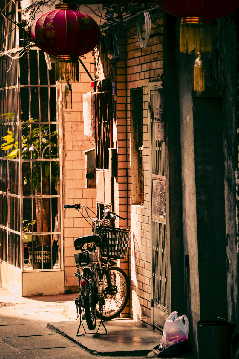 rockk095264's tweet photo. [Random city alley find: warm string lights glow over a stack of retro bike racks—simple joys hit different when you pause mid-walk.]， https://t.co/A93l883Ihx
