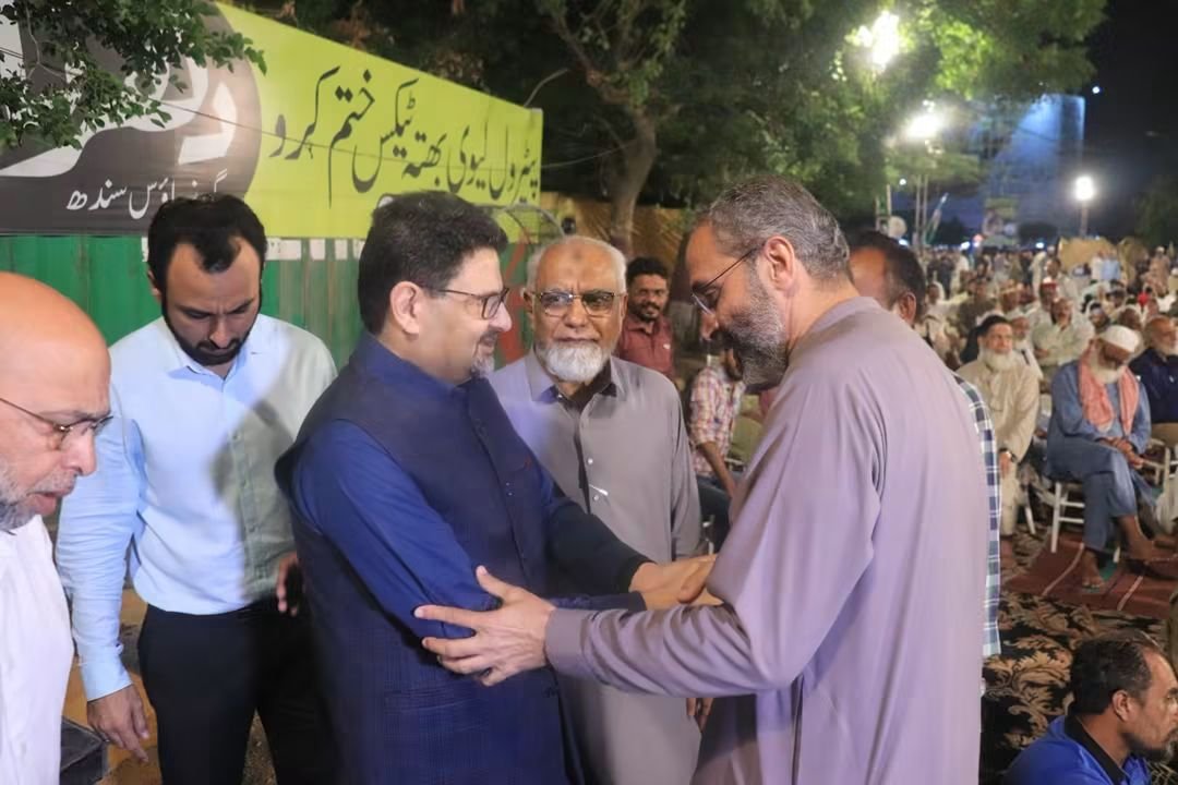 KarachiJamaat's tweet photo. جنرل سکریٹری پاکستان عوامی پارٹی مفتاح اسماعیل کی پیٹرول لیوی بھتہ ٹیکس کی ظالمانہ وصولی کے خلاف گورنر ہاؤس سندھ پر جاری دھرنے کے 26 ویں روز شرکت،امیرجماعت اسلامی کراچی منعم ظفرخان سے ملاقات و خطاب ۔
#بھتہ_لیوی_ختم_کرنا_پڑے_گا https://t.co/HYOtZH3jGd