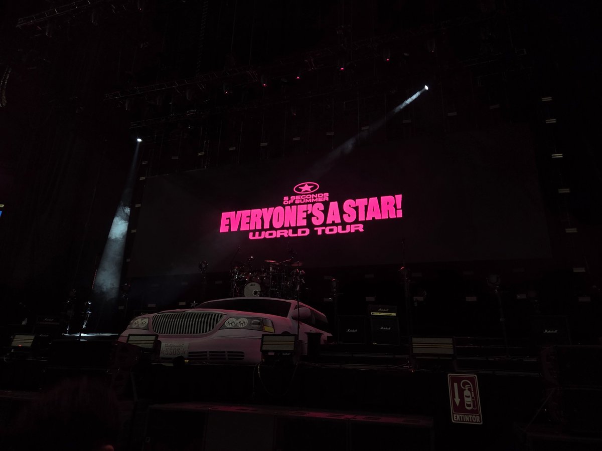 carouselive's tweet photo. 5sos concerts will forever be my happy place https://t.co/nkcDGYg0F3