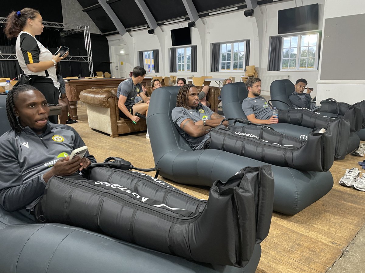 Kweku_Ansah's tweet photo. This evening, we brought the @OfficialWands players the We Recover experience ⚽️✨

Off the back of Tuesday night’s FA Cup victory, the squad got the chance to recover &amp; reset ahead of this weekend’s league fixture. 💆‍♂️🔋

Thanks &amp; all the best 🦾

#WeRecover #SportsRecovery https://t.co/f31cphz0Wc