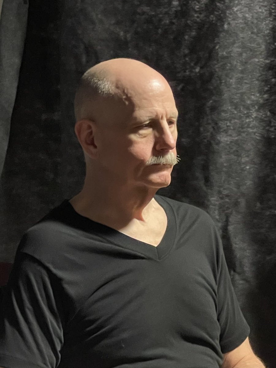 ChloeHallx87's tweet photo. But all is fair bc this time I was first booth by the door and I overstimulated by the heat and the giant speaker next to me instead 😭😭😭 (I can’t nvr win) hehe but here’s a little luggage market vlog and some tips for yall if you want to booth! https://t.co/FMvV3Pwtmp