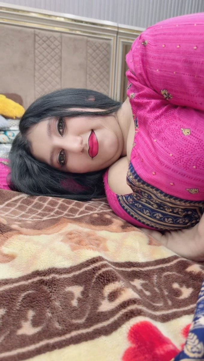 farnazo2's tweet photo. Mein Apko Aagay Se Achi Lagti Hu Ya Pechey Se? https://t.co/aMqb2LwBKF