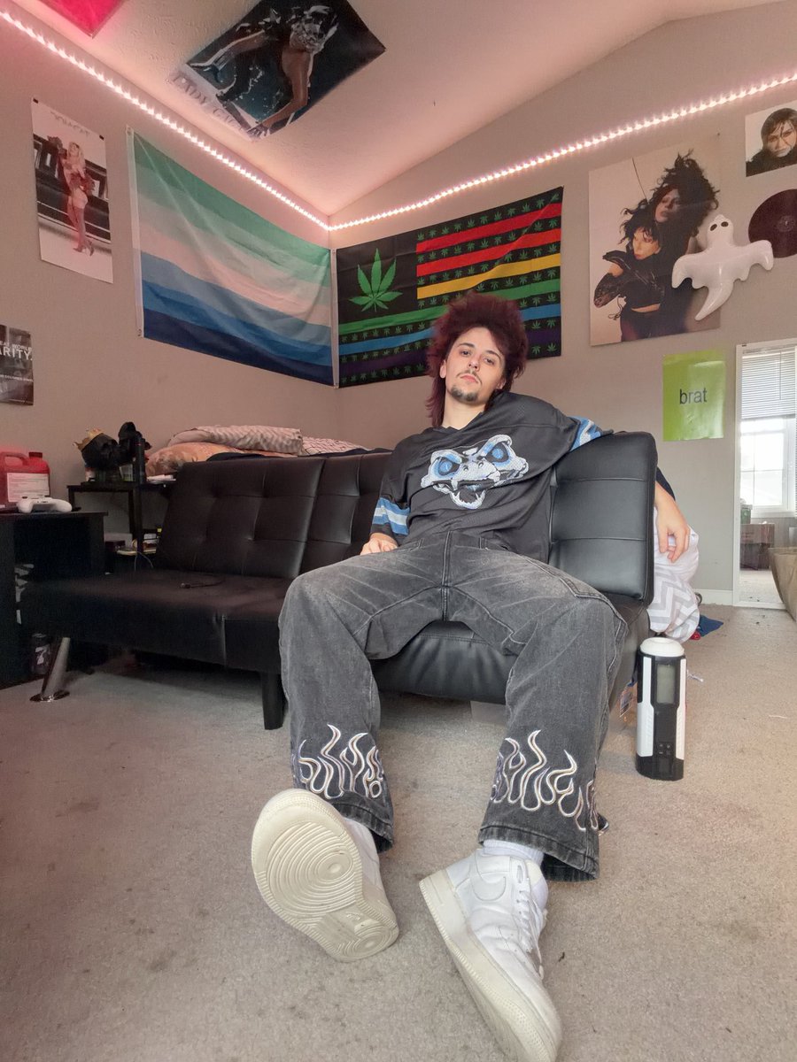 AdrianLancer007's tweet photo. Brooo come smell my nasty size 9s 😵‍💫😵‍💫#gayfeet #nikesox #sockporn #gayteen #genzfeet https://t.co/RveDOIO1jB