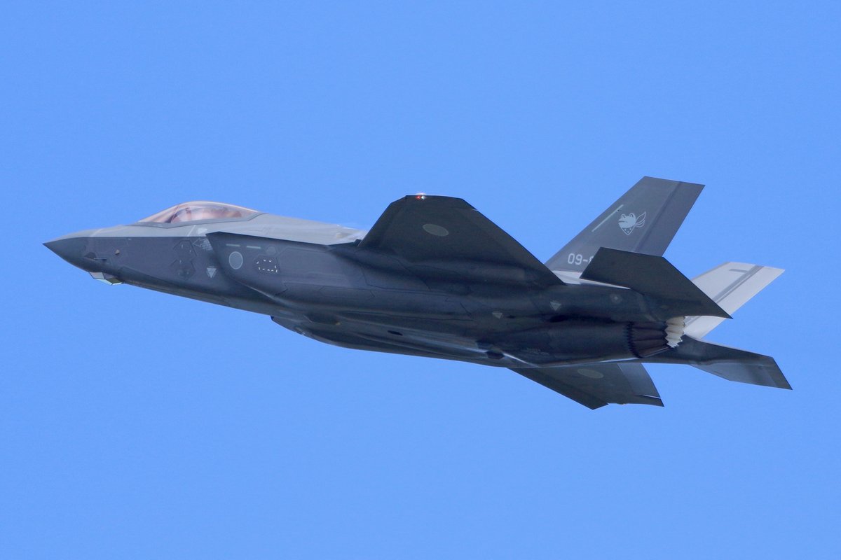 SkyHiF150216's tweet photo. おはようございます🐸🧢✈️🐬
#ブルーインパルス
#三沢基地基地航空祭2025
#航空自衛隊
#F35 #F16
#FightingFalcon
#F35LightningII https://t.co/QkTa5aXjKK