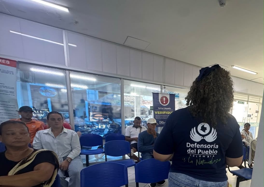 DefensoriaCol's tweet photo. Realizamos en Montelíbano, sur de Córdoba, visitas de verificación a la prestación de los servicios de salud en @Coosalud_, @NuevaEPSCol y los gestores farmacéuticos Éticos y Profharma. En reunión con personal administrativo y asistencial, identificamos fallas en los procesos de remisión de pacientes de ambas EPS.

Preocupa la situación en la Clínica Regional, toda vez que en los últimos tres meses han llegado más de 320 pacientes de @Coosalud_, provenientes de poblaciones del Bajo Cauca antioqueño, algunos de manera voluntaria y otros por remisión.

De esa cifra, un alto porcentaje corresponde a mujeres gestantes, lo que exige un estricto seguimiento para evitar que colapse la capacidad de atención materna. De igual forma, durante el recorrido, intervenimos directamente para lograr la afiliación inmediata de un paciente neonato que no contaba con EPS, garantizando su derecho a la salud bajo el aseguramiento de su progenitora y priorizando con ello la atención de la primera infancia.