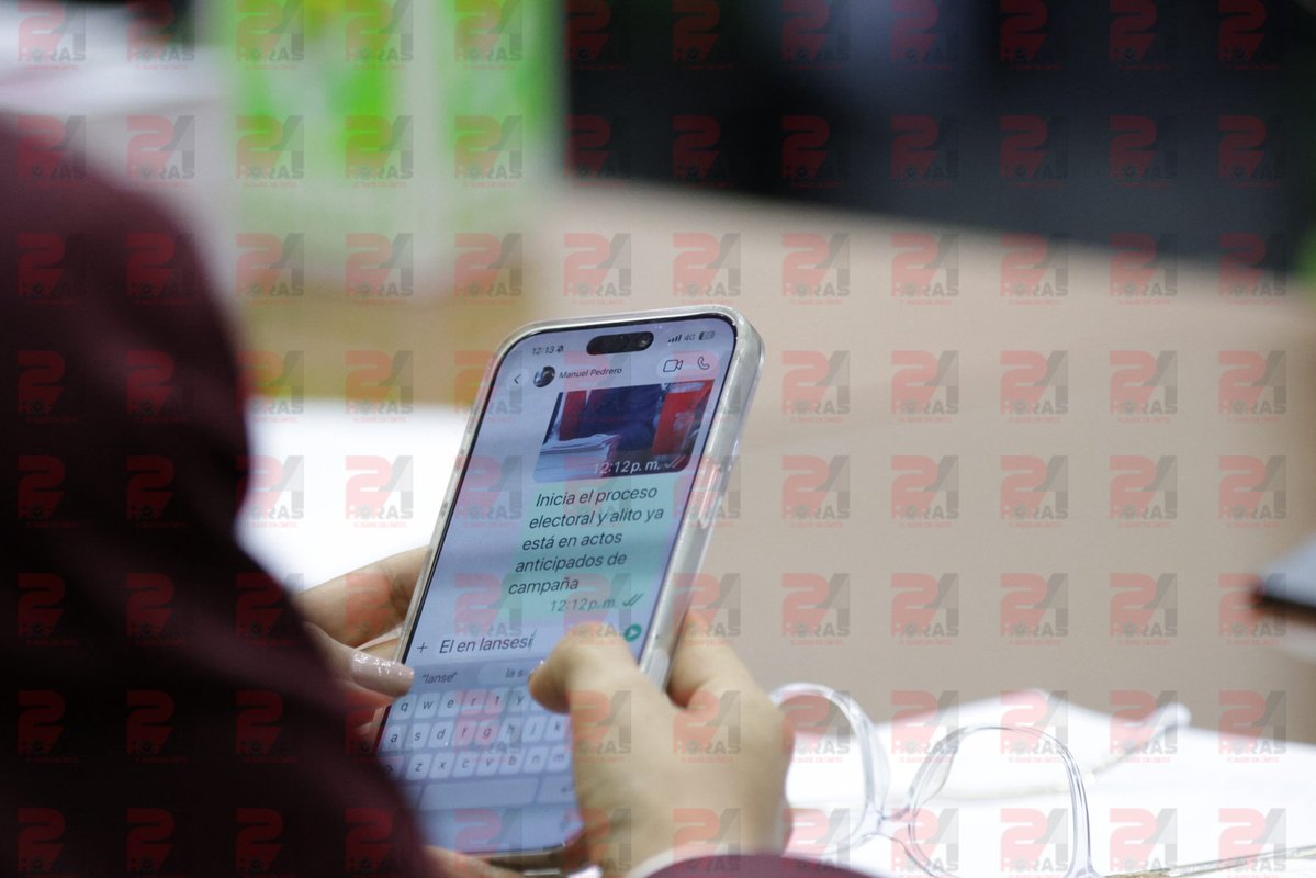 politicomx's tweet photo. 🚨📱 Ariadna Montiel le da línea a Manuel Pedrero para 'atacar' a Alito

Durante la sesión del @INEMexico para el arranque del proceso electoral, la dirigente nacional de @PartidoMorenaMx, @A_MontielR, fue fotografiada enviando un mensaje al periodista @YosoyPedrero para señalar que el dirigente del @PRI_Nacional, @alitomorenoc, realizaba actos anticipados de campaña al presentarse a la sesión con un vaso con la leyenda "Vota PRI".

🗣️ El también youtuber confirmó la difusión inmediata de los contenidos al responder: "Wow, lo llevamos, todo el material que vaya saliendo".

📸: @diario24horas