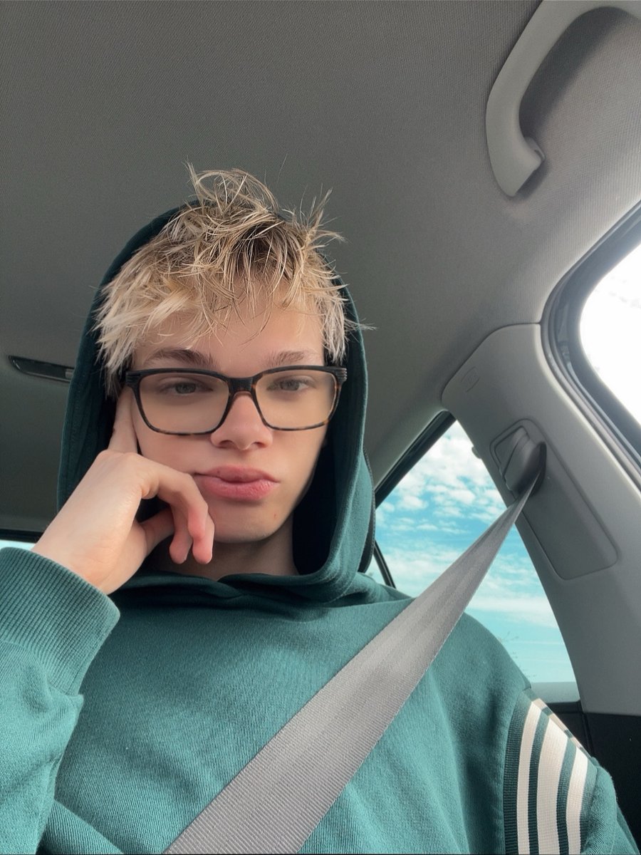 dammyhorvath's tweet photo. pouty lips https://t.co/o2dIQDjjGm