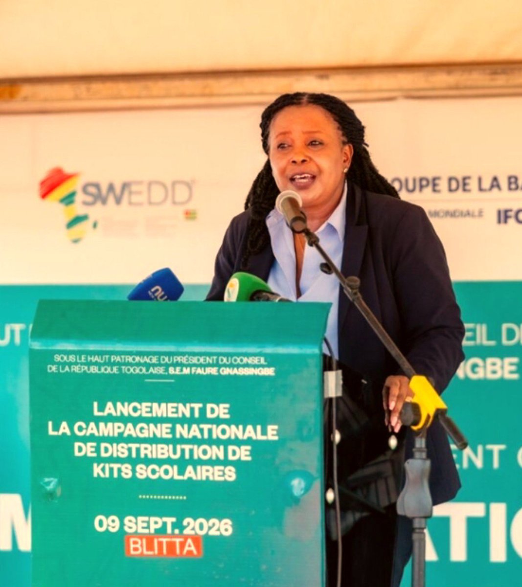 dambe_kombate's tweet photo. Je vais vous dire un chiffre qui m'a arrêté net. Au Togo, les filles réussissent déjà mieux à l'école que les garçons. 98,5% scolarisées au primaire, 90,5% vont au bout du cycle. On dirait pas, avec tout ce qu'on raconte sur "l'accès des filles à l'éducation" comme si c'était encore une bataille à gagner. Ici, elles gagnent.

Alors quand je vois 150 000 kits scolaires partir dans 1 500 villages, lancés à Blitta Gare le 9 septembre ; je ne vois pas de la charité. Je vois un pays qui mise sur ce qui marche déjà.

Et il y a ce détail qui me plaît. Les meilleures élèves reçoivent des sacs avec panneau solaire intégré, fabriqués localement. Une fille qui étudie le soir, avec une lumière qu'elle porte sur son dos.

Parce que donner un kit scolaire à une fille, ce n'est pas juste du matériel. C'est lui dire qu'on compte sur elle pour aller au bout.

Le projet s'appelle SWEDD+. Et l'an dernier c'était déjà plus de 100 000 filles touchées.
🇹🇬
#EducationDesFilles #Togo #SWEDDplus