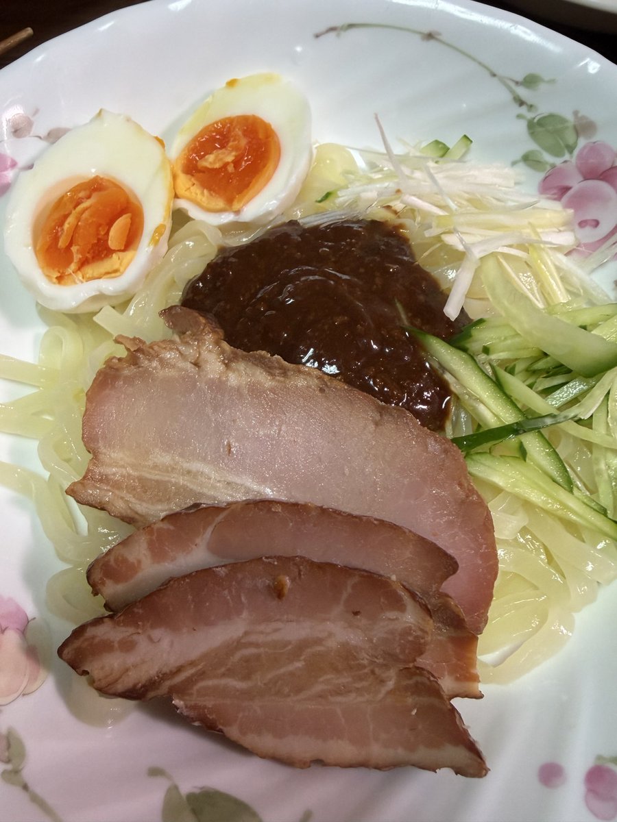 Fire8River16's tweet photo. おはようございます。昨日はじゃじゃ麺作りました。初めてじゃ🤣冷麺に続くです。後はビビン麺です！麺3種類制覇です😊もちろんゲーセンでゲットしたやつです。でも今日は夜ご飯作るキャンセルしたい気分…さて！今日は買い出しいっぱい！頑張るですよ！ https://t.co/lmVPWKJtIX