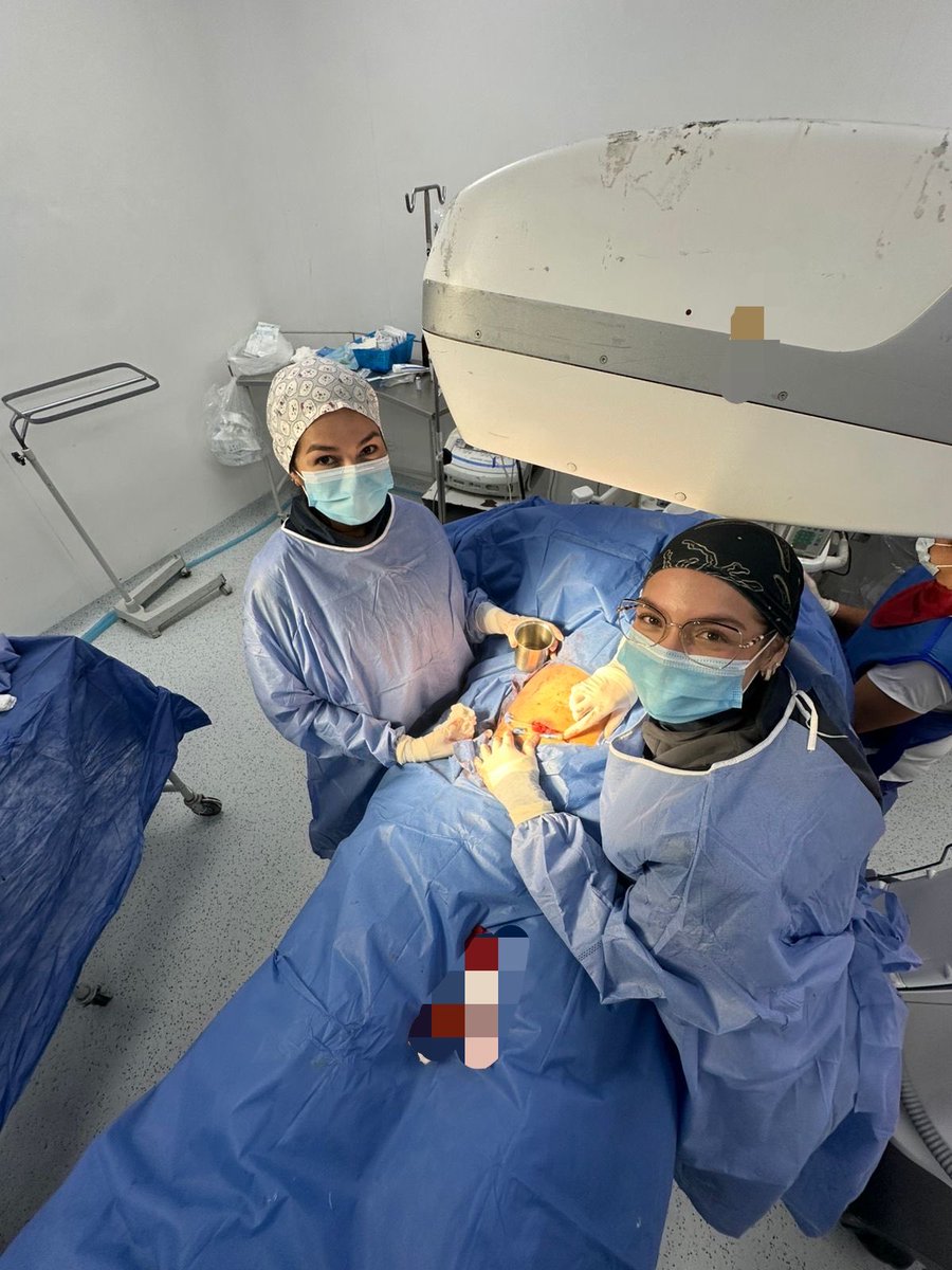 nefrohgr46's tweet photo. La técnica hace la diferencia. 

En el hospital continuamos consolidando el abordaje transhepático (USG + Fluoroscopía) para garantizar la terapia dialítica de nuestros pacientes.

¡Gran trabajo y aprendizaje continuo! 🤝🏥

Aprendiendo de @dralexduran https://t.co/Bevxg5NdiF
