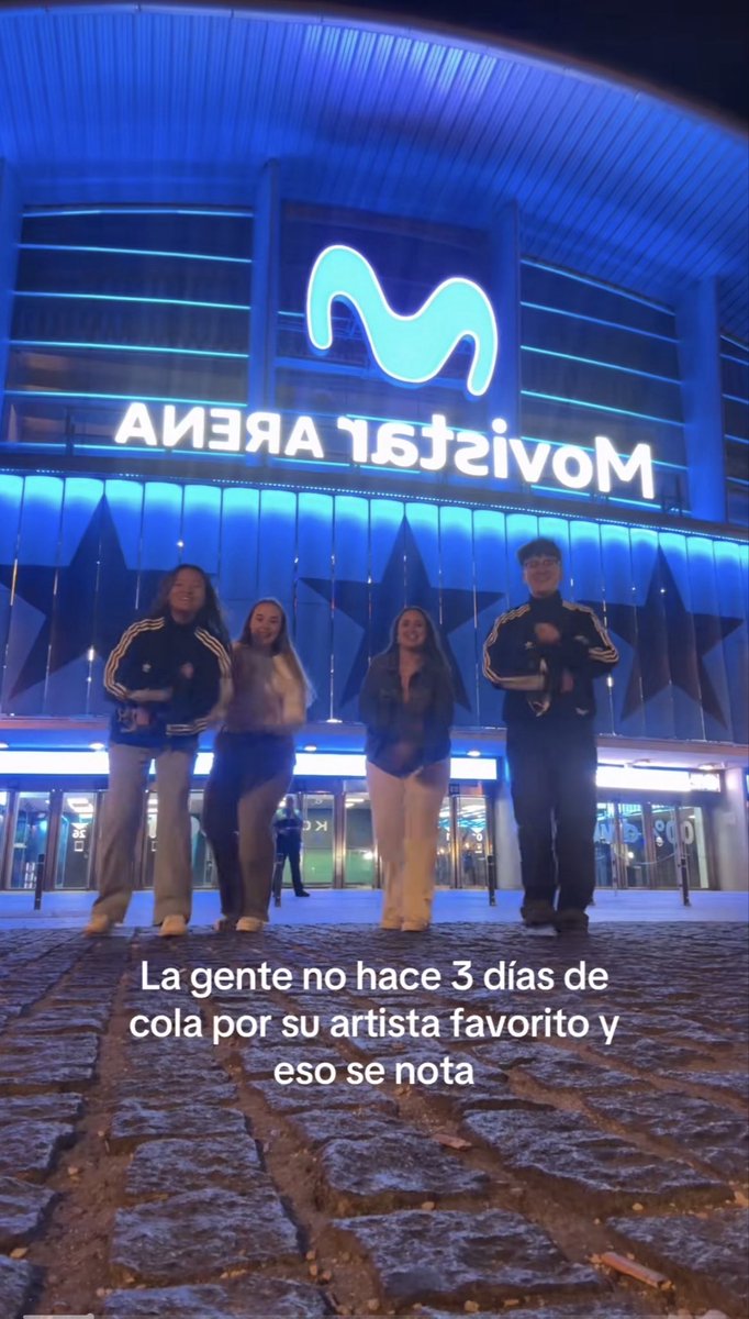 lvsaitanax's tweet photo. no cariño significa que la gente estudia, trabaja o simplemente tiene cosas que hacer, dejar de normalizar q hacer 3 días de cola significa ser más fan, gracias #CAWTMadrid https://t.co/OTy0waZiMn