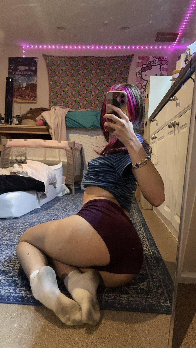 Begforbelll's tweet photo. New sub funded shorts 😛 what do you losers think https://t.co/izaVmIkR92