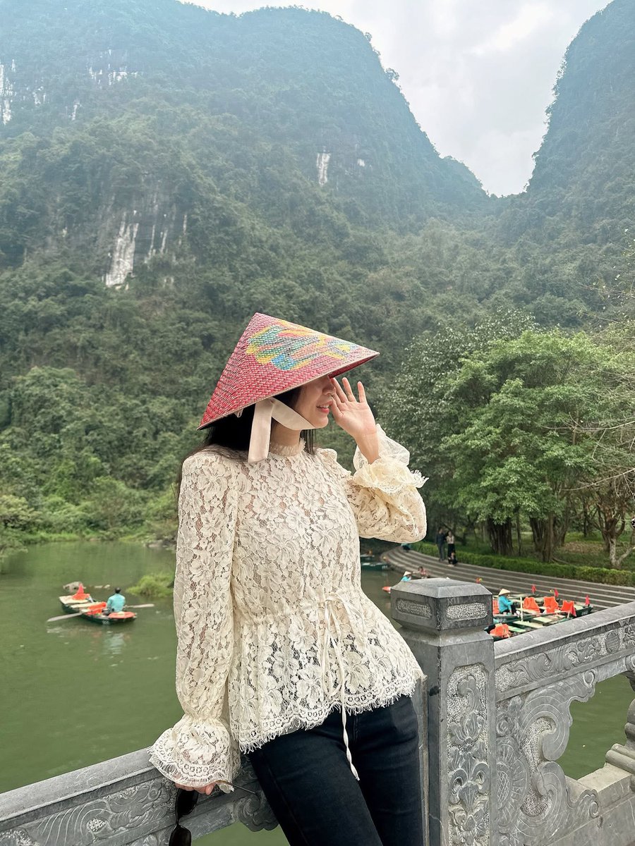 QuynhChi7817's tweet photo. Nón cỏ bàng lá nghiêng, núi xanh ôm lấy sông… view này thì khỏi cần filter 🌾⛰️
@#noncobang; #Thị; @#trangan,@#Vietnam https://t.co/GdoUl7g2nW