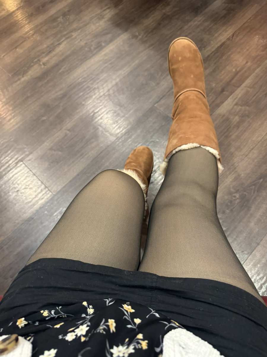 Stellaforeverrr's tweet photo. Worship your princess UGG’S https://t.co/OWLK1YhQDk