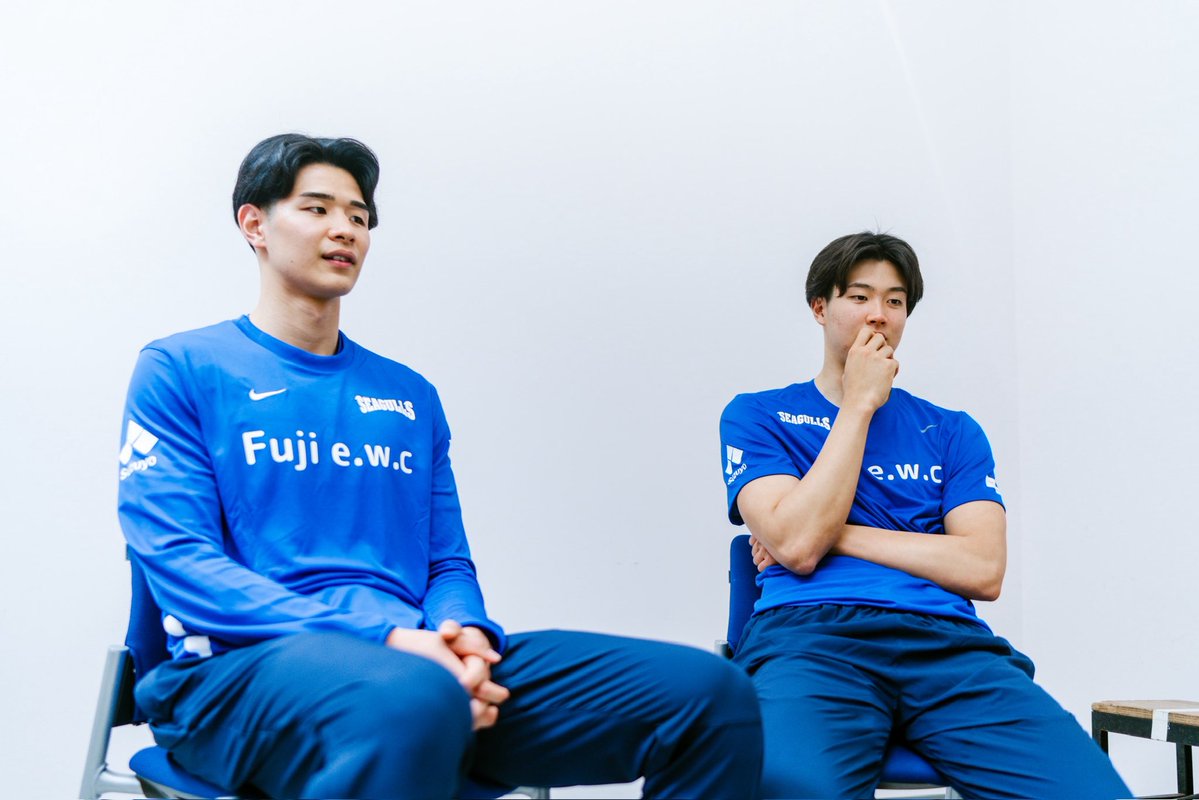 TOKAI_SEAGULLS_'s tweet photo. 【公式イヤーブック2026 完成】
このたび、東海大学男子バスケットボール部「公式イヤーブック2026」が完成しました！

2026シーズンの選手・スタッフ紹介をはじめ、インタビュー記事など、ここでしか見ることのできないコンテンツを詰め込んだ一冊となっています。

SEAGULLSの魅力がたっぷり詰まった「イヤーブック2026」を、ぜひお楽しみください！

なお、レギュラー会員以上のファンクラブ会員の皆さまには、順次発送いたします。

ぜひお手元に届くのを楽しみにお待ちください！

【制作関係者】
監修：野口直人様（バスケットボール部OB・2003年度卒）
編集：東海大学建築学部建築学科 野口直人研究室 衣川晃平様

【Special Thanks】
巻頭インタビュー・記事作成：岡元紀樹様
著者：青木美帆様
@fergus_sports 

ECサイトでのご購入はこちら
https://t.co/2HEetR6THa

#TokaiSEAGULLS
#大学バスケ