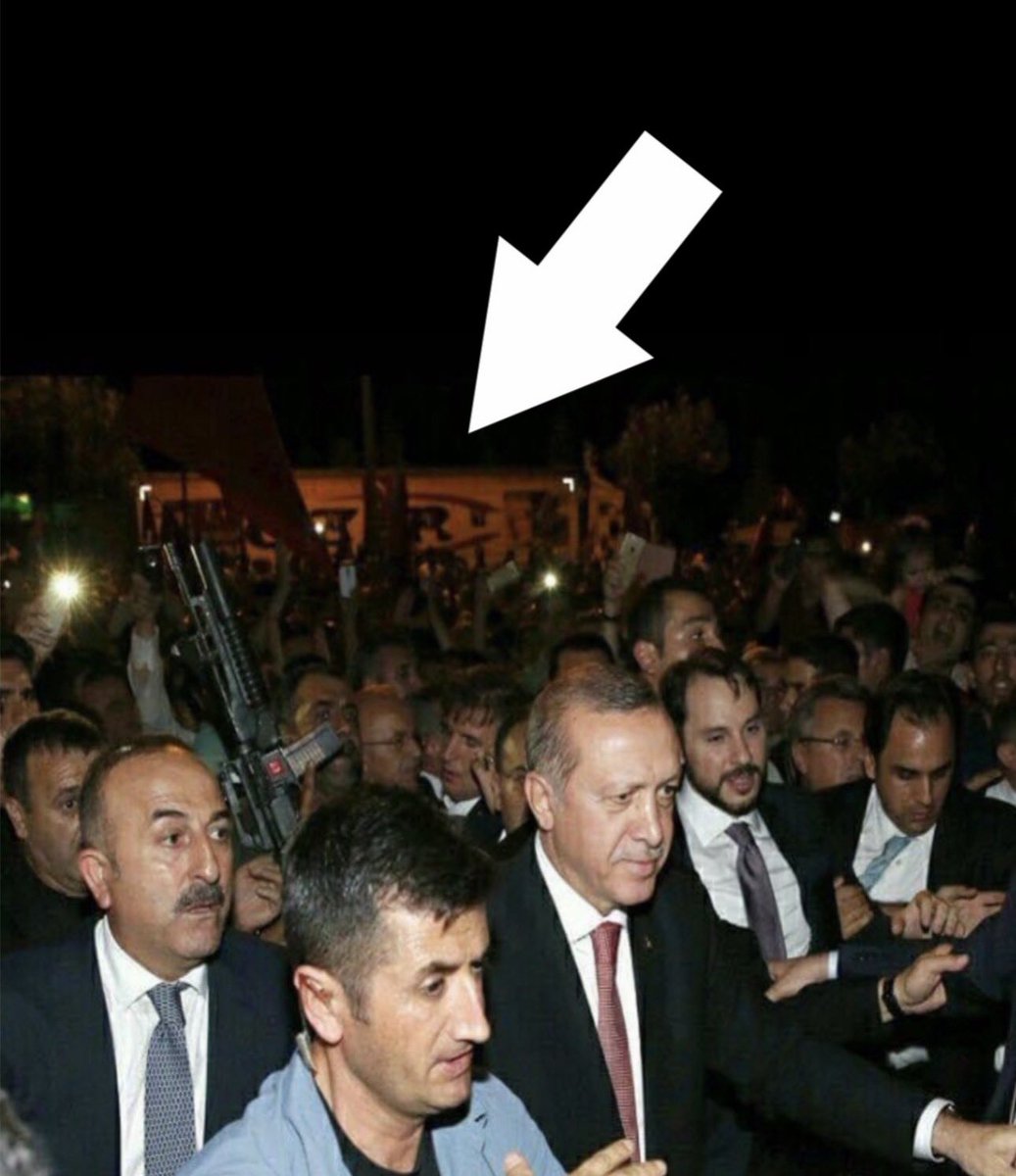 abdullahozer1's tweet photo. Alana girişte  güvenliğin üst seviyede ve  bu kadar  milletin içinde sizleri karşilamama bile izin vermeyen koruöalarınız kimden emir alıyor sayın başkanım @RTErdogan  Kimi kimden koruyorlar ? 15 Tenmuz hain darbe sabahı külliyenin önünde nöbette 18 metre tırı 13 gün boyunca hiç görmedilermi ? @korumadb