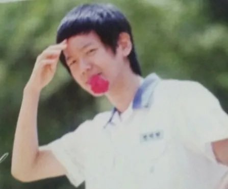 tobibee100's tweet photo. 🍓นี่! เธอน่ะ! ลอกท่าเราใช่มั้ย! 
🍒อะไร เราจะไปลอกเธอได้ไง
🍓ก็เห็นอยู่ว่าลอก! ไอ้ท่าคาบดอกไม้เนี้ย! 
🍒ถ้าลอกแล้วจะทำไม หรือเธอกลัวสาวๆเค้าชอบเรามากกว่าเธอ? 
🍓ไม่ใช่นะ! คนอย่างแบคฮยอนน่ะ ใครเห็นก็ต้องชอบกันทั้งนั้น เมื่อวานยังมีคนมาขอเบอร์เราอยู่เลยนะ รู้ไว้ด้วย! 
🍒งั้นวันนี้ เราขอเบอร์เธอด้วยได้มั้ย