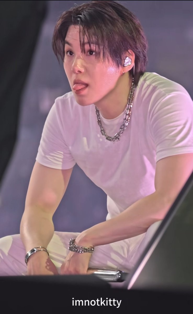 MIN_YOONGI7SUGA's tweet photo. Hot as hell... https://t.co/BggNfKk5i8