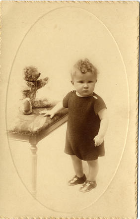 AuschwitzMuseum's tweet photo. 11 September 1937 | Dutch Jewish boy, Godfrey Hoepelman, was born at The Hague.

He was deported to #Auschwitz from #Westerbork in August 1942. He was murdered in a gas chamber after arrival selection. https://t.co/AN663PF1ku