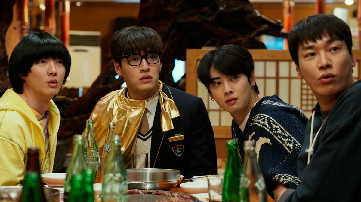 firstride_movie's tweet photo. ／
劇場公開まであと𝟚週間✈️⸒⸒
映画『 #ファーストライド 』
9.25 Fri. 搭乗開始！
＼

┈┈ 𝘚𝘤𝘦𝘯𝘦 𝘚𝘵𝘪𝘭𝘭𝘴 ┈┈✈️

卒業旅行の難関！
両親たちを説得...

おバカ4人が使った技は🤭？
ぜひ、劇場でご覧ください🌟

•*¨*•.¸¸✈️☁️•*¨*•.¸¸✈️☁️•*¨*•.¸¸✈️

映画『 #ファーストライド 』
9.25 Fri. 搭乗開始 .....🛫
購入特典付きムビチケ販売中💫

#カン・ハヌル #キム・ヨングァン 
#チャウヌ ( #ASTRO )  #カン・ヨンソク