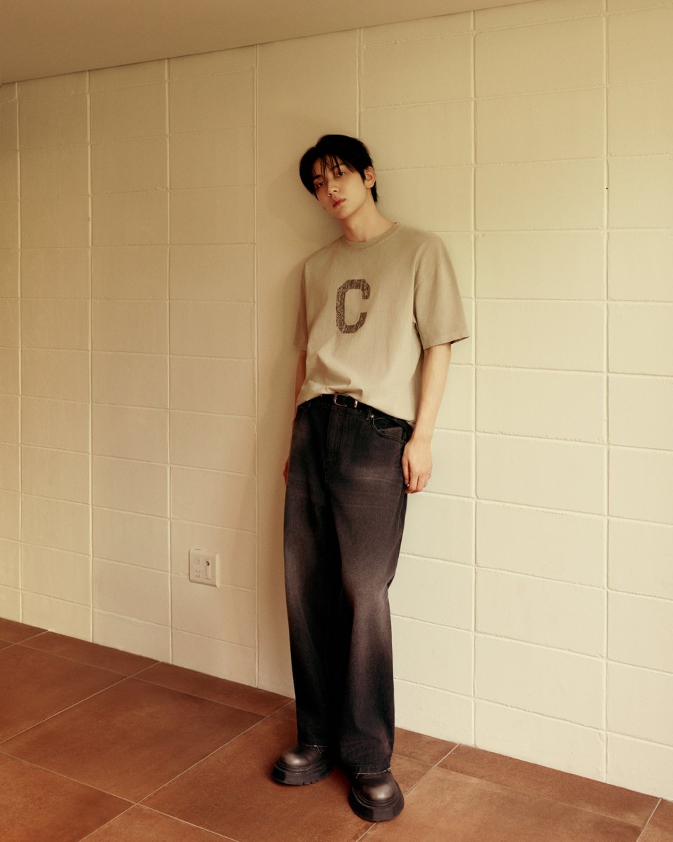 covernatmag's tweet photo. The Autumn Paper: Words of SOOBIN

피그먼트 다잉 티셔츠에 와이드 진, 뉴 어센틱 모스 백팩을 더해 완성한 수빈의 가을 스타일링을 만나보세요.

#수빈 #SOOBIN #커버낫 #COVERNAT https://t.co/jFZQN4V0Wl