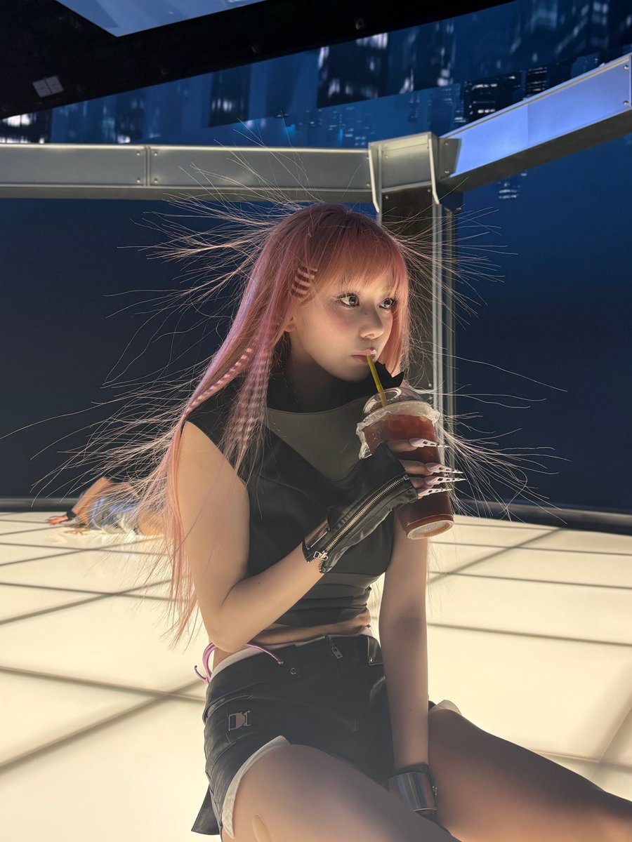 MSAKURA_WEVERSE's tweet photo. [260911]#SAKURA Weverse DM 💌

🐱: No, I was supposed to lie down on MV set
🐱: but the static electricity was crazy
🐱: So I got up and
🐱: [photo]
🐱: it becomes like this
🐱: [photo]
🐱: [photo]
🐱: [photo] 
🐱: ㅋㅋㅋㅋㅋㅋㅋㅋ
🐱: change my profile picture to this?
🐱: OK https://t.co/kBSOzMqmxz